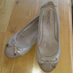 Vionic Minna flats- 6.5 Wide- Like New- $70